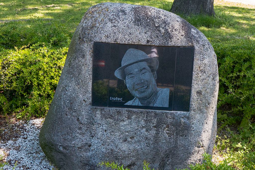 映画「男はつらいよ 寅次郎心の旅路（第41作）オーストリアのウィーン市21区フローリツドルフにある寅さんの肖像が刻まれた石碑