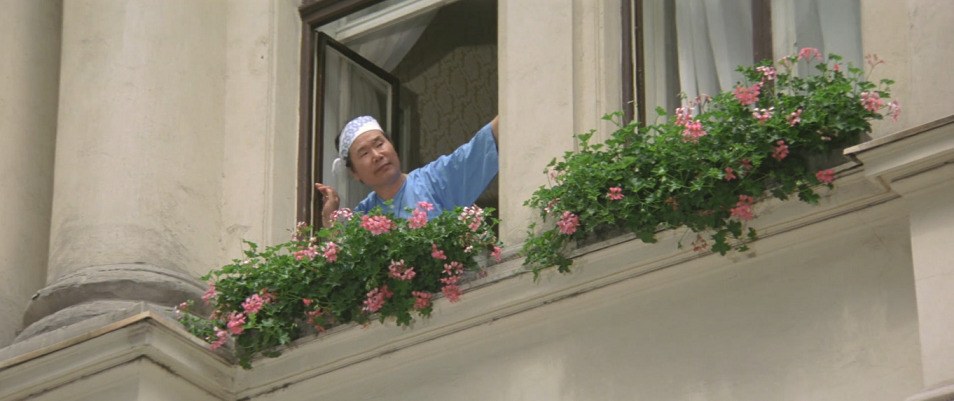 映画「男はつらいよ 寅次郎心の旅路（第41作）ウィーンのホテルから顔を出す寅さん